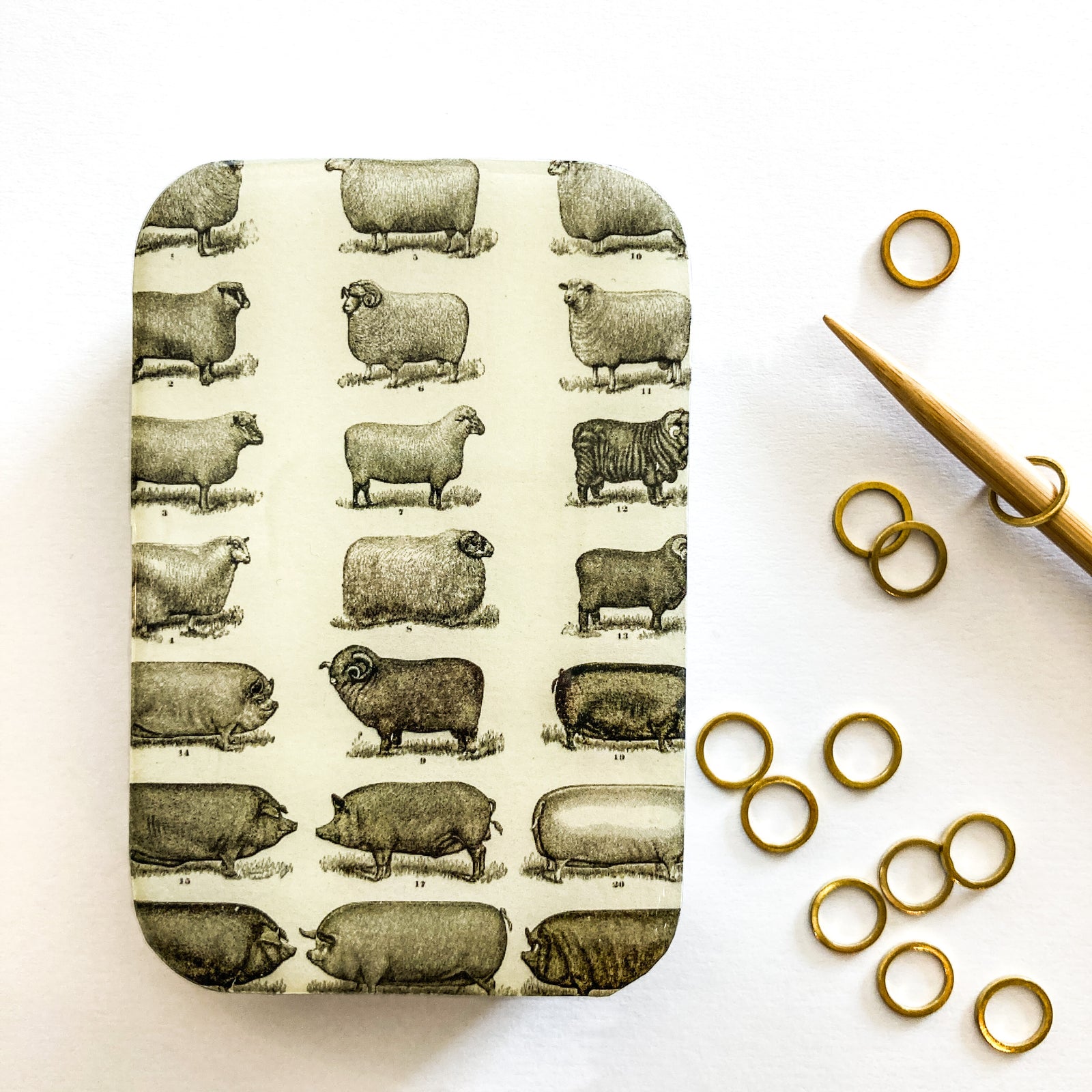 Sheep and pigs tin, pill box, treasure box (043)