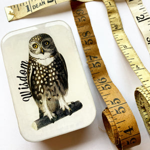 Wise owl tin (023)